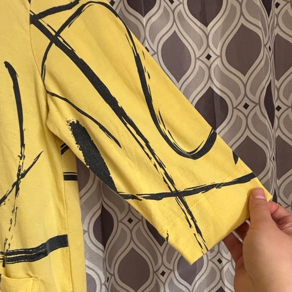 Cute scribble top w/pocket! - Picture 2 of 4